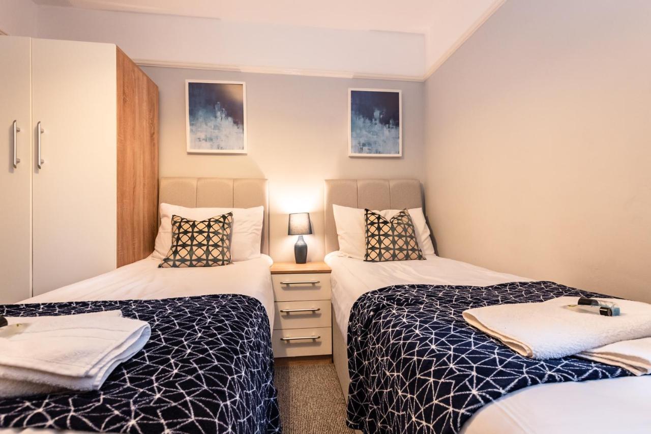 Best Price! Perfect Gunwharf Accommodation - 5 Single Beds Or Kingsize Free Parking Portsmouth Bagian luar foto